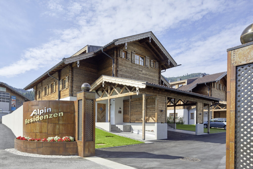 Einfahrtstor Apartmenthaus in Hollersbach gebaut von Generalunternehmer LW-Immo