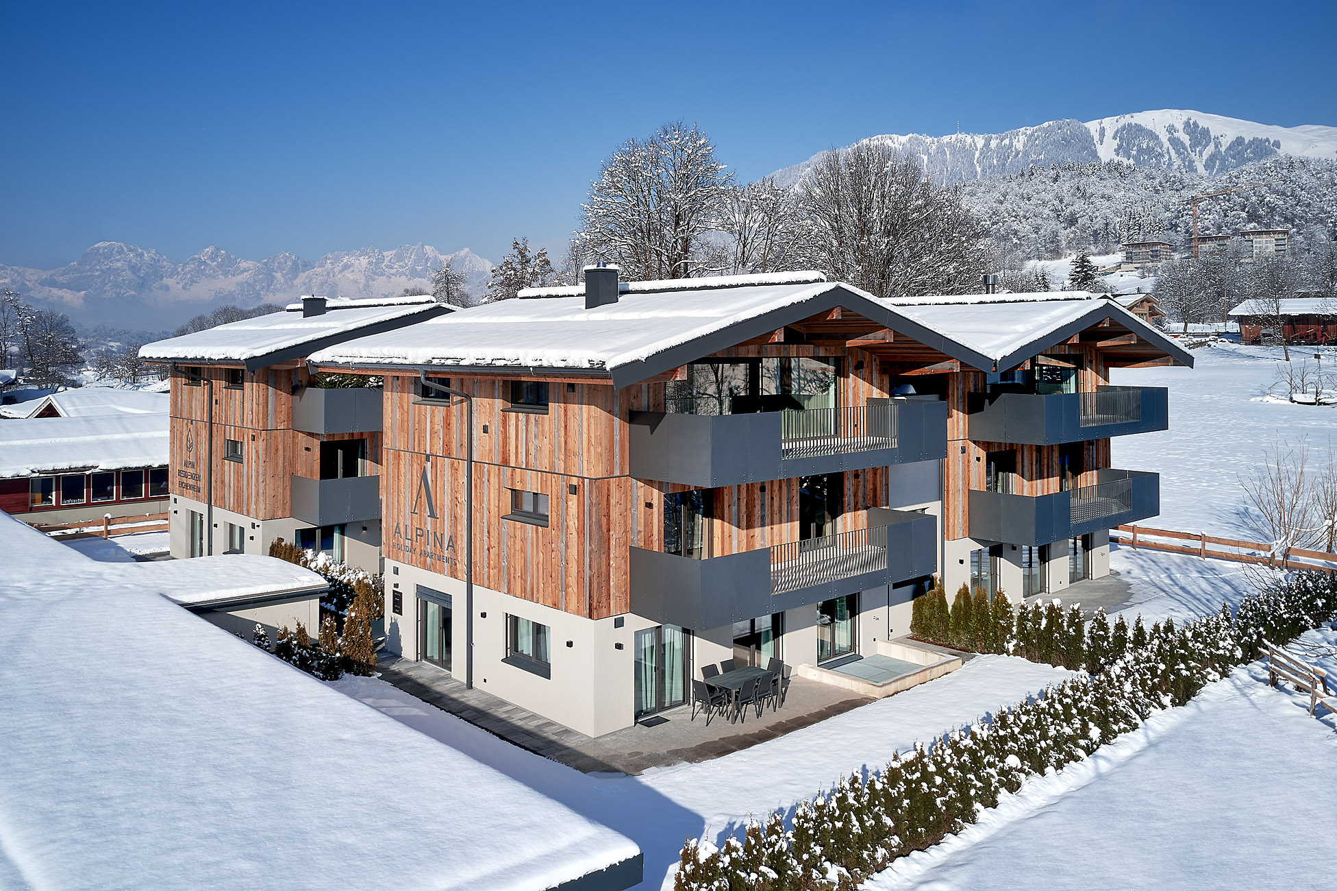 Seitliche Außenansicht Apartmenthaus in Kitzbühel gebaut von Bauträger LW-Immo