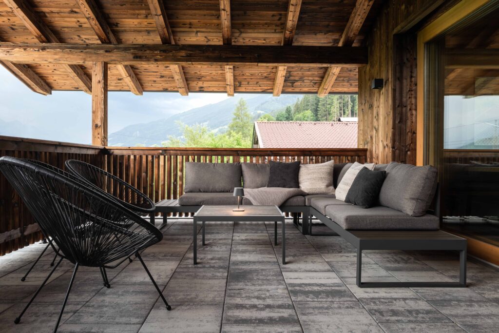 Balkon mit Lounge Loft im Pinzgau gebaut von Bauträger LW-Immo