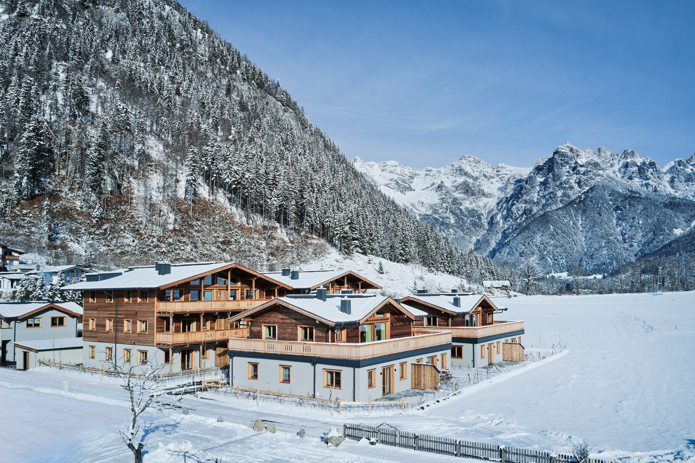 Außenansicht mit Ausblick Apartmenthaus in St. Ulrich am Pillersee gebaut von Bauträger LW-Immo