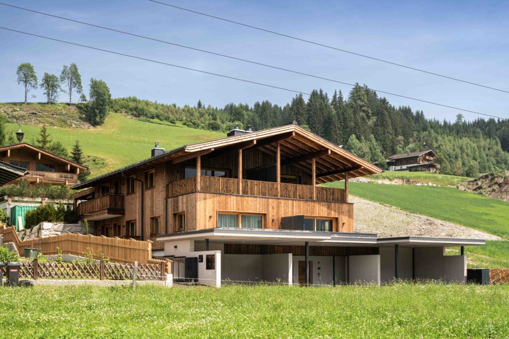 Außenansicht mit Parkplätzen Loft im Pinzgau gebaut von Bauträger LW-Immo