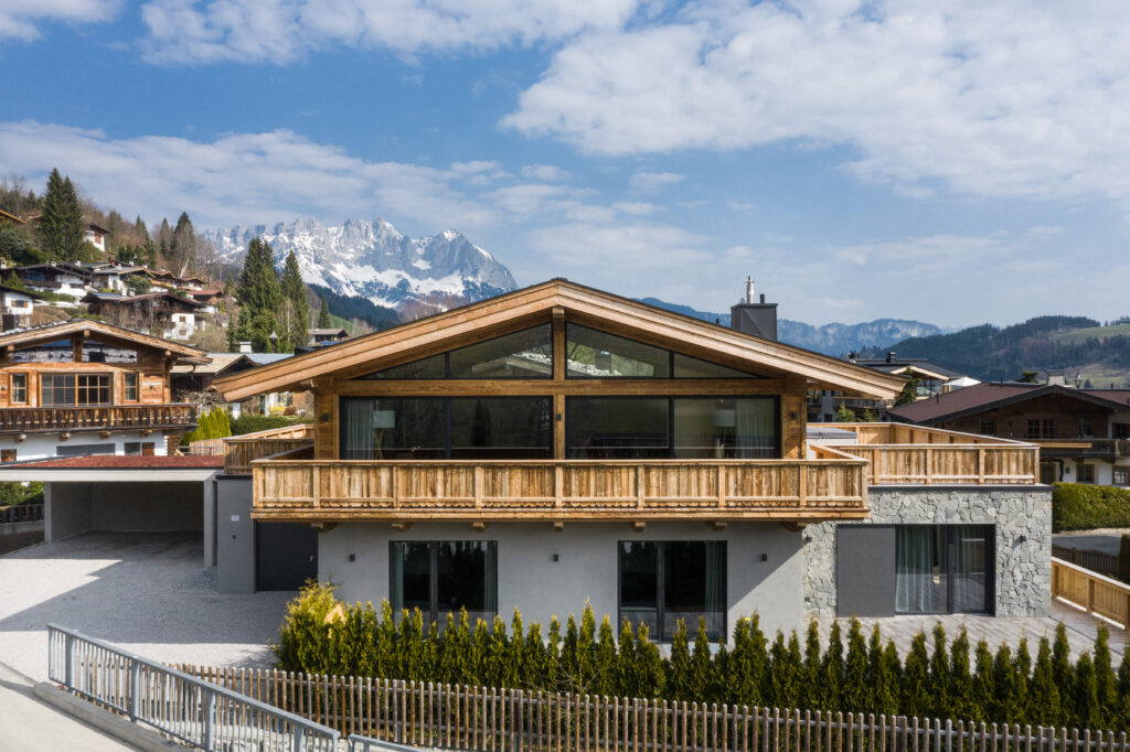 Außenansicht Holzverkleidung Einfamilienhaus in Reith bei Kitzbühel gebaut von Generalunternehmer LW-Immo